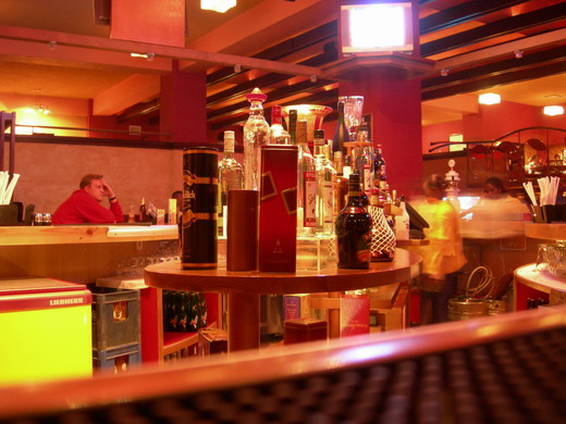 아디스 아바바에는 국제기구를 비롯해 외교공관들이 많다 보니 외국인 취향의 바와 레스토랑이 아주 많다. 이 바에 가면 유럽 강호들의 축구 경기와 외국 유명 아티스트들의 지난 콘서트 실황을 볼 수 있다.