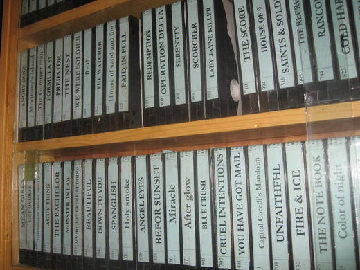 비디오 가게의 비디오 테이프들. 전부 불법 복제된 것들이지만 영화를 제작한 나라들은 유럽, 미국, 아프리카, 중동, 아시아를 망라하고 있다. 이 복제품들은 대부분 아프리카에 온 중국인들에게서 흘러 나오는 물건들이다. 중국에서 불법 복제된 영상물 중에는 극장에서 직접 찍은 것들이 많은데 이곳의 불법 복제품들은 극장에서 직접 찍은 것은 물론이고 제작 당시의 스크립트가 그대로 자막으로 사용되는 경우가 많다. 자막은 영어 혹은 암하릭어로 되어 있고, 헐리우드의 영화도 에티오피아 영어와 다르기 때문에 대부분 영어자막이 포함되어있다.