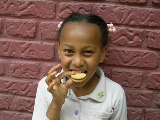 옆집에 사는 베사. 엄마는 중국인, 아버지는 에티오피아 사람이다. 흑인과 아시안의 콤비네이션은 별로라는 이야기가 있는데 다시 봐도 예쁘다. 유명 가수의 뮤직비디오에 출연한 경험이 있어서 어떻게 포즈를 취해야 사진이 예쁘게 나오는지 잘 아는 아주 영특한 꼬마다. 찍어놓은 사진을 보면 포즈가 다 똑같다.
