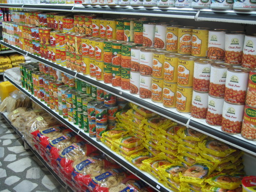 아디스 아바바에 딱 두 개가 있는 판투(FANTU) 수퍼마켓. 볼레 공항 가는 쪽에 하나가 있고 사진은 사르베트 쪽에 있는 판투다. 우리나라 작은 슈퍼마켓 규모지만 판매품목에 있어서는 백화점을 방불케한다. 맨 아래층의 빨간띠가 둘러져 있는 물건들은 이탈리아에서 건너온 파스타, 그 윗층의 노란색 봉지는 아랍에서 건너온 라면들.