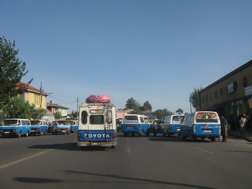 아디스 아바바 시내를 구간별로 이동하는 미니 버스. 미니 버스보다 차비가 저렴한 대형 버스가 있지만 토요타에서 나온 이 승합차들이 도로를 점령하고 있다. 현지인들이 꼭 미니 택시라고 부르는 이 차들은 지하철이 없는 에티오피아인들의 주된 대중교통수단이다. 멕시코 스퀘어에 가면 정식 터미널은 아니지만 일정 장소에 정해진 구간만 왕복하는 미니 버스가 방향별로 모여 있다.