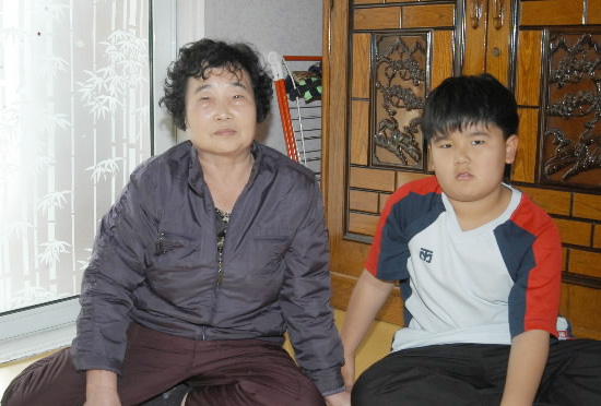 과학자를 꿈꾸는 장현이와 할머니 임씨.