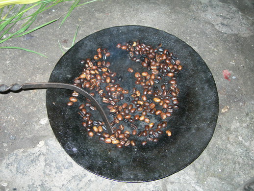 커피 생두를 볶는 모습. 집에서 커피를 마실 때도 생두를 직접 볶아 절구에 곱게 빻은 후 이 가루로 커피를 만들어 마신다. 에티오피아에서는 커피를 ‘분나’라고 한다.