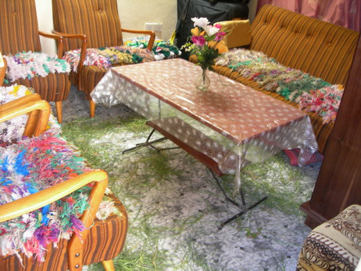 축일이나 명절이 되면 집안 곳곳에 이런 풀들을 깔아 놓는다. 보통 기념하는 날 앞뒤 일주일 정도 청소도 하지 않은 채 방치해 둔다. 명절이 가까워 오면 시장이나 길가에서 이 풀을 묶어 파는 사람들을 쉽게 볼 수 있다.