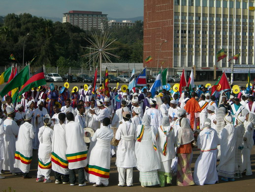 에티오피아 정교회의 최대 축제 중의 하나인 마스칼. 우리 달력으로 매년 9월 27일에 열리며 이들에게는 신년에 치르는 아주 큰 행사이다. 마스칼이 열리는 광장 이름도 ‘마스칼 광장’이다. 이곳에 쉐라톤 호텔에서 세운 대형 전광판이 있는데 한 해의 마지막 날 아디스 아바바 시민들은 마스칼 광장에 모여 불꽃놀이도 보고 쉐라톤 호텔 공연장에서 생중계하는 심야 콘서트를 밤을 새워가며 본다. 볼거리가 별로 없는 ETV(에티오피아 방송국) 프로그램도 호텔 심야 콘서트로 채워진다.