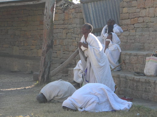에티오피아 정교회 신자들의 기도하는 모습. 간절하게 갈구하는 이런 모습은 에티오피아라고 해서 다르지 않다. 수천년 전부터 에티오피아 사람들이 입었던 흰색의 가비를 이들은 지금도 입고 있다.