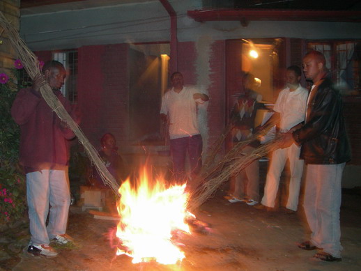 80여 개의 소수민족 중 거라게 그룹의 연말 풍습. 남자들이 노래를 부르며 키높이 정도의 나무를 묶어 태우면서 온 집안을 돌아다닌다. 사진에 흐릿하게 보이는데 앉아 있는 여자는 생두를 볶아 커피를 만들고 있다. 기아와 빈곤으로 피골이 상접한 에티오피아 사람들이 언론매체에 자주 소개되는데 신장이 180cm가 넘는 이 사람들을 보고 처음에 당황했던 기억이 난다. 남자고 여자고 에티오피아에는 이렇게 훤칠한 사람들이 아주 많다.