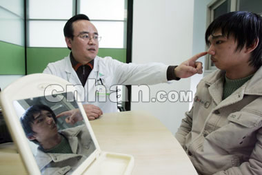 둥씨가 수술을 받기 직전 담당 의사로부터 수술과정에 대해 설명을 듣고 있다. 무한만보