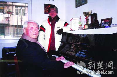 피아노 앞에서 포즈를 취한 류 교수. 초천금보