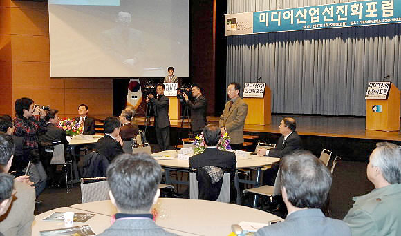 22일 서울 남대문로 대한상공회의소에서 열린 미디어산업선진화포럼 창립대회. 순수 민간단체라는 주최측 설명과는 달리 행사 말미에 특정 대선주자가 참석, 축사를 했다. 류재림기자 jawoolim@seoul.co.kr