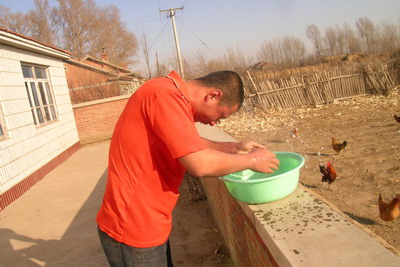 영하 20도를 오르내리는 한겨울 날씨에도 아랑곳없이 찬물로 세수하는 왕훙즈씨. 성시만보