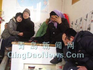 사망한 인화양의 가족 및 친척이 슬픔에 겨워 흐느끼고 있다. 청도조보