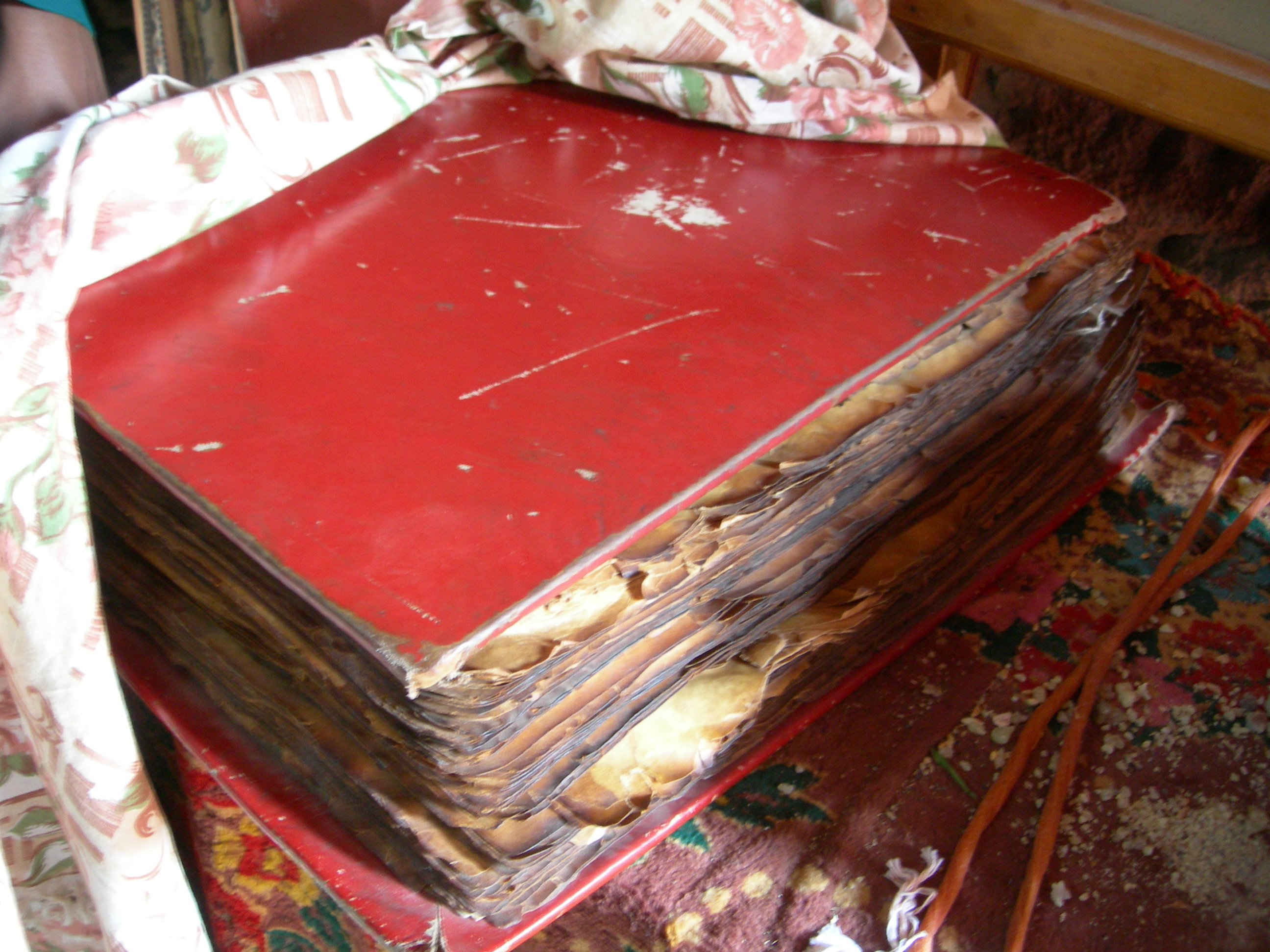 세인트 기오르기스 교회에 있는 Geez로 쓰여진 성서. Geez는 현재 에티오피아의 공용어인 암하릭어의 모체가 되는 언어로, 에티오피아 정교회 사람들은 신의 언어라고 믿으며 아직도 사용하고 있다.