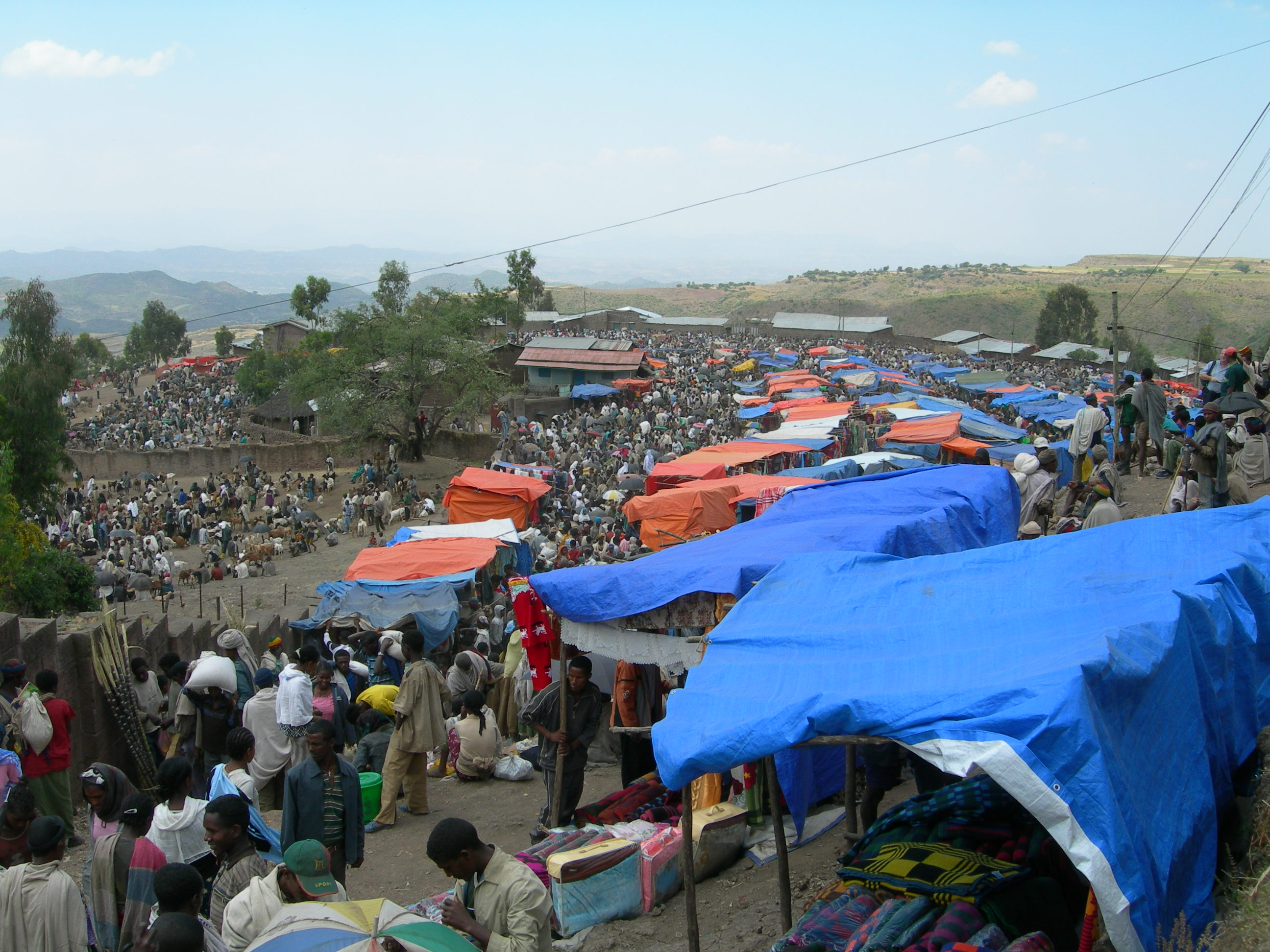 랄리벨라의 유명한 토요시장. 천막으로나마 지붕을 만든 가게들이 있지만 노천에 그냥 물건을 내놓고 파는 사람들이 더 많다. 시장에는 품목별로 판매 구획이 정해져 있다.