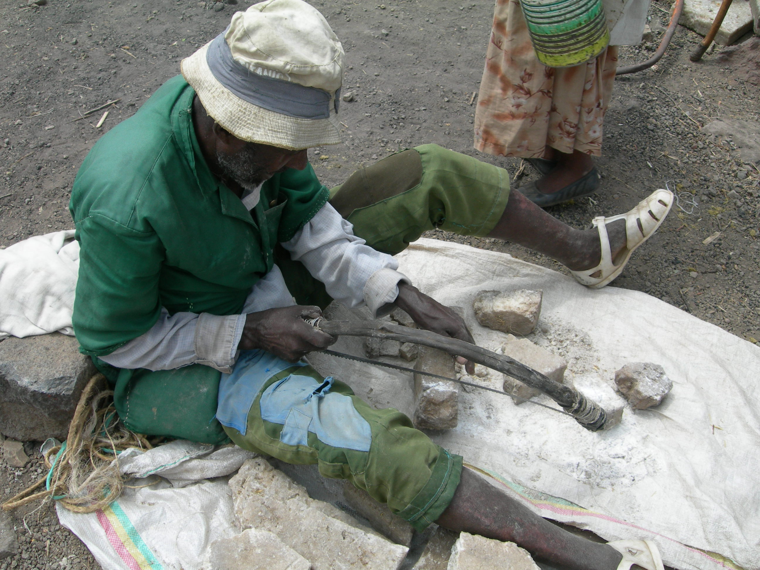톱으로 열심히 자르고 있는 물건은 바로 바다 소금이다. 이런 소금 덩어리를 구입해 가정에서는 곱게 빻아 사용한다. 한국의 시중에서 파는 소금에 비해 염도는 떨어지지만 아주 고소한 맛이 난다.