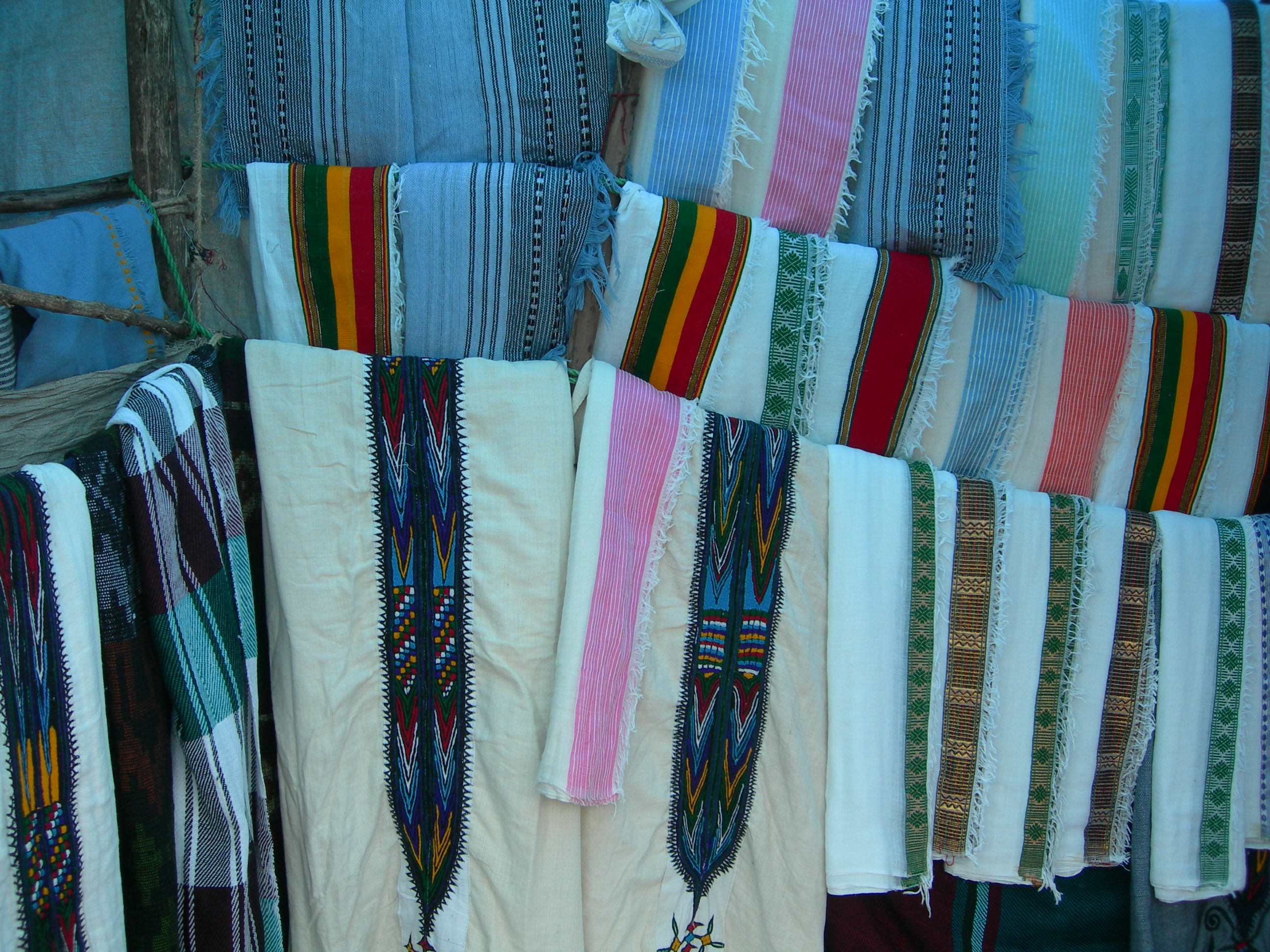 에티오피아 여성이라면 누구나 하나 이상 가지고 있다는 숄을 판매하는 곳. 현지에서 얇은 숄은 ‘네뗄라’, 좀 더 큰 크기에 보온 기능까지 하는 두터운 숄은 ‘가비’라고 부른다. 시중에 판매되는 네뗄라나 가비는 전부 베틀을 사용해 만들며 화려한 문양들은 손으로 직접 수를 놓아 만든다.