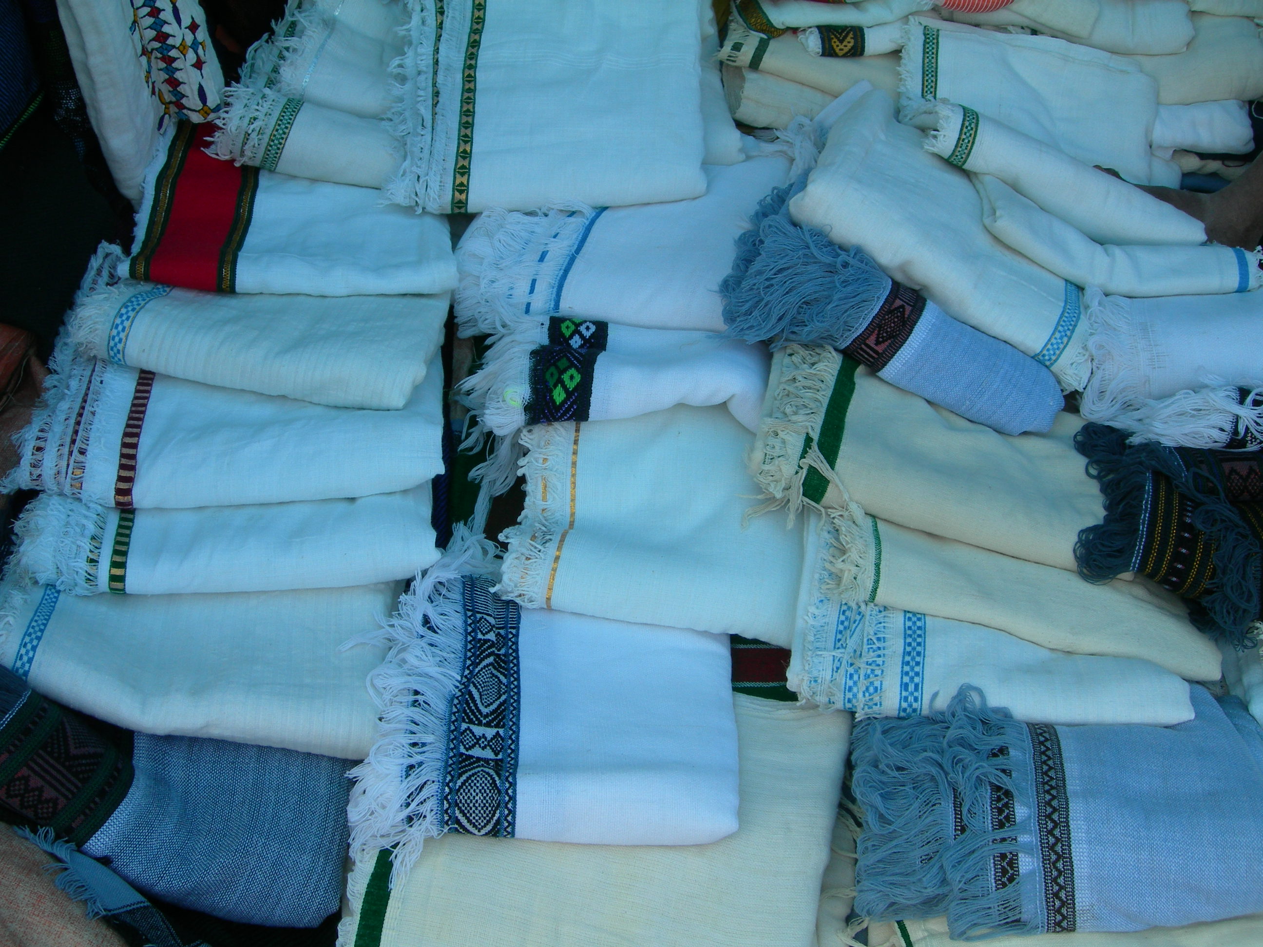 에티오피아 여성이라면 누구나 하나 이상 가지고 있다는 숄을 판매하는 곳. 현지에서 얇은 숄은 ‘네뗄라’, 좀 더 큰 크기에 보온 기능까지 하는 두터운 숄은 ‘가비’라고 부른다. 시중에 판매되는 네뗄라나 가비는 전부 베틀을 사용해 만들며 화려한 문양들은 손으로 직접 수를 놓아 만든다.  