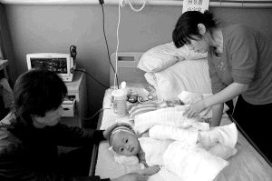 아버지 허하이둥씨와 어머니 리훙씨가 정성스레 위쉬안군을 돌보고 있다. 심양만보