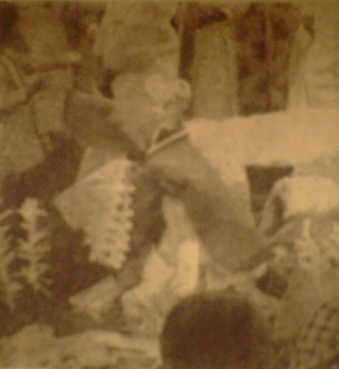 꼭둑각시 신랑·신부가 대례를 하고 있다.