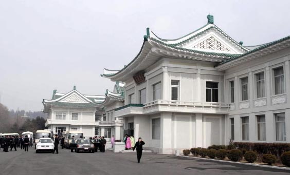 지난해 12월24일 7개월간의 개보수 끝에 재개장한 평양의 명소 옥류관 바깥 전경