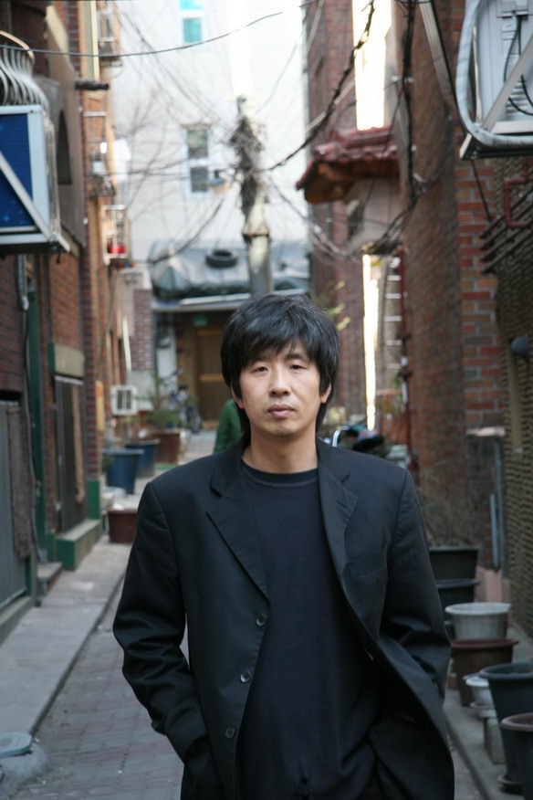 성공이나 권위 보다는 땀과 고단함의 냄새 물씬 풍기는 ‘하위문화’를 리얼리즘적 시각으로 풀어내온 배영환 작가.