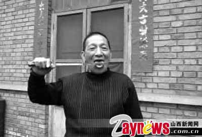 시뻘겋게 단 쇠붙이를 혀로 핥고 있는 리융씨.  산서신문망