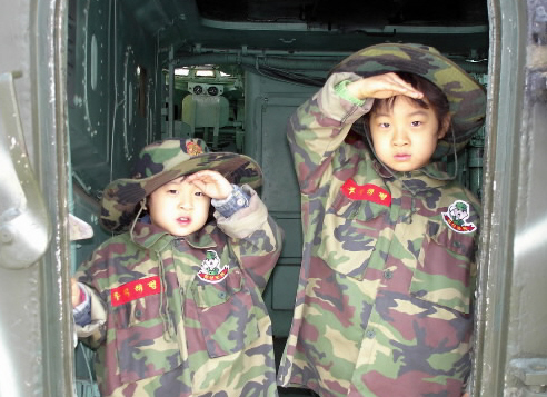 삽교 함상공원내의 해병 장갑차에서 군복까지 멋지게 차려입고 꼬마해병이 되었네요. (문은수·서울시 노원구)