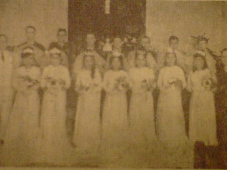 서부전선 기지촌 교회에서 한·미합동 결혼식을 올린 7쌍의 국제 부부들.