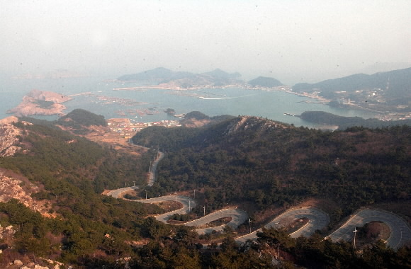 상라산 정상에서 본 흑산도 전경.12굽이 용고개와 예리항 등이 한눈에 들어온다.