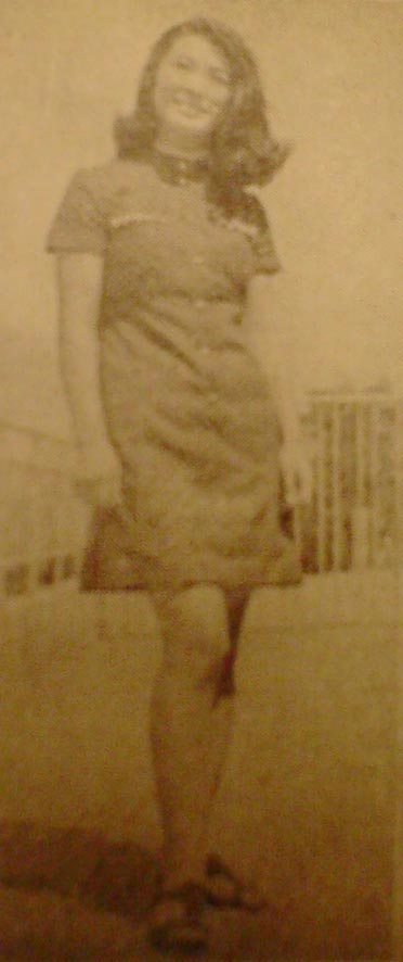 감색바탕에 흰 무늬가 든 「원피스」는 흰색「레이스」로 한창 단정한 느낌. <모델·신사가 뽑은 「퀸」최순화(崔淳花)양>