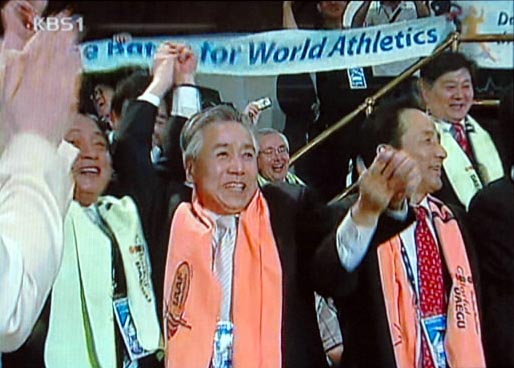 대구가 27일 케냐 몸바사에서 열린 국제육상경기연맹(IAAF) 총회에서 2011년 세계육상선수권 개최지로 결정되자 유종하(왼쪽) 유치위원장,김정길(가운데) 대한체육회 회장,김명곤 문화관광부 장관이 팔을 번쩍 치켜들며 환호하고 있다. KBS-TV 촬영