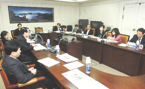 서울신문 독자권익위원들이 지난 27일 본사 6층 회의실에서 노진환 사장이 참석한 가운데 6차 회의를 갖고 있다. 김명국기자 daunso@seoul.co.kr