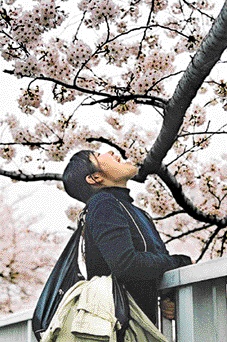 벚꽃 먹으러? 친구들이랑 벚꽃놀이 가서 찍은 사진이랍니다. (이주현·서울시 성동구 성수2가3동)