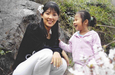 벚꽃을 귀에 꽂고~ 쌍계사에 만개한 벚꽃을 보니 갑자기 귀에 꽃고 싶은 충동이 들더군요. (김은선·전남 순천시 조례동)