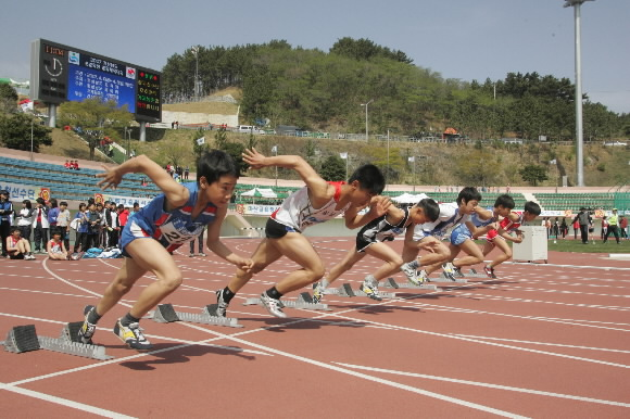 지난해 경남 초·중학교 종합체육대회 100m달리기에 출전한 선수들이 출발선에서 힘차게 출발하고 있는 모습.  경남도교육청 제공