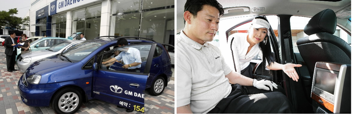 GM대우 인천 시승센터에서 시승자가 운전에 앞서 차를 살펴보고 있다(왼쪽). 르노삼성 SM7 시승행사에서 도우미가 시승자에게 내부 구조를 설명해 주고 있다. 대우자동차판매 및 르노삼성차 제공