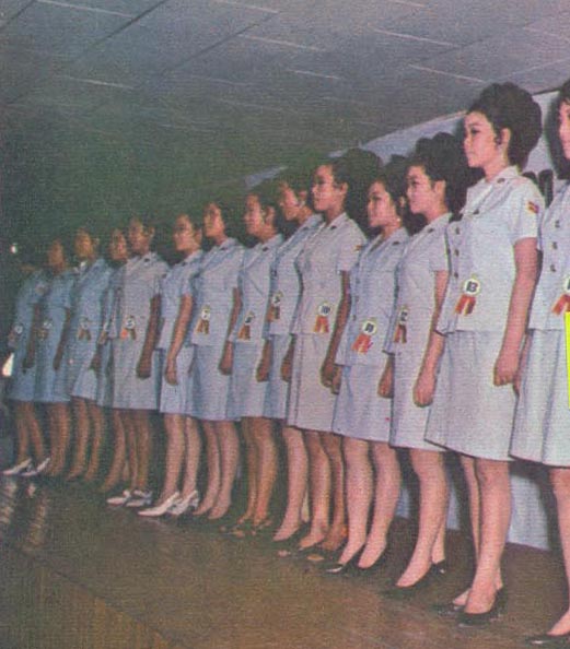 전국 각 부대의 대표로 뽑혀온 17명의 미스 여군 후보들.