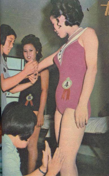 무대 뒤에서 닦아주고 만져주고 군우(軍友)들의 정성들인 응원.