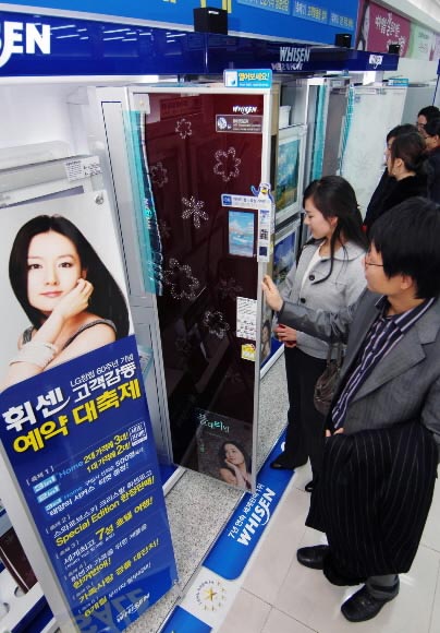 LG 전자가 서울 영등포구 문래동 하이프라자에서 예약 판매를 위해 내놓은 에어컨 신제품 휘센을 고객들이 살펴보고 있다. LG 전자 제공