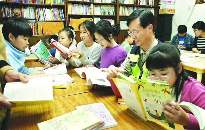 KT는 전국 지사 10여곳에 저소득층 자녀들의 학습지도를 위한 ‘KT공부방’을 운영하는 사회공헌활동을 하고 있다. KT 제공