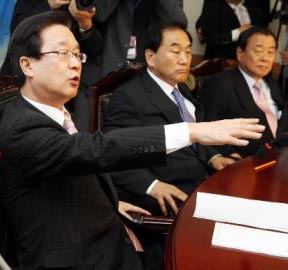 한나라당 대선후보 경선 중재안 제시로 주목받고 있는 강재섭 대표가 10일 오전 서울 염창동 당사에서 열린 최고위원회의에서 발언하고 있다. 왼쪽부터 강 대표, 이재오 최고위원, 이강두 중앙위의장. 최해국기자 seaworld@seoul.co.kr