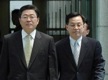 10일 한화그룹 김승연 회장에 대한 사전구속영장이 청구된 가운데 정상명(왼쪽) 검찰총장이 점심식사를 하기 위해 구내식당으로 가고 있다. 정연호기자 tpgod@seoul.co.kr