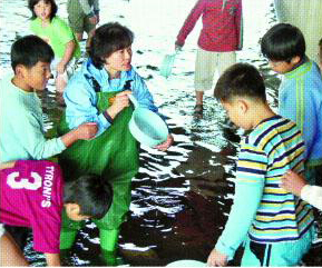 지난해 여름 안양천 살리기 네트워크 회원들이 초등학생들에게 하천 생태교육을 하고 있다. 서울신문 포토라이브러리