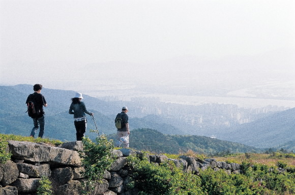 금정산의 산성길을 걷는 등산객들.