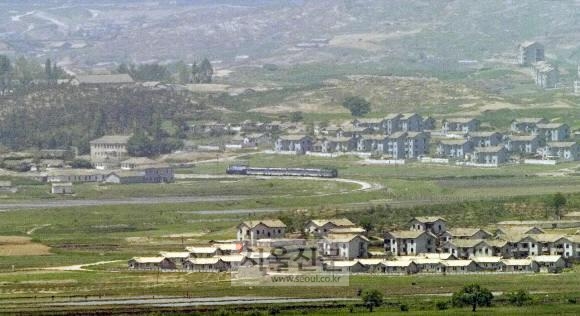 경의선과 동해선 남북철도 연결구간 열차 시험운행일인 17일 도라산역을 출발한 경의선 열차가 개성 시내를 지나고 있다. 도라전망대에서 이호정기자 hojeong@seoul.co.kr