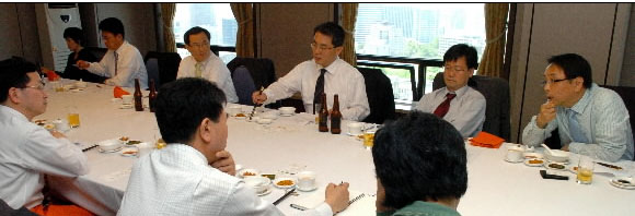 17일 한국 프레스센터에서 열린 서울신문 대선정책평가단 오찬 간담회에서 위원들이 대화를 나누고 있다. 손형준기자 boltagoo@seoul.co.kr