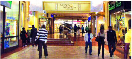 요하네스버그의 강남격인 샌턴 중심의 넬슨 만델라 광장 상가. 신흥중산층으로 발돋움한 흑인들이 이른 아침부터 귀금속 가게와 명품점 등으로 몰려들고 있다. 요하네스버그 이석우특파원 jun88@seoul.co.kr