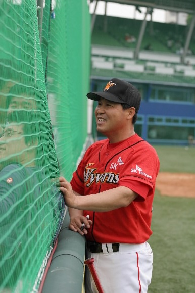 한국 프로야구 중흥의 전도사 이만수 SK 수석코치가 24일 대구 그라운드에서 팬에게 얘기를 하고 있다.