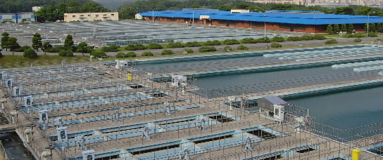 축구장 예닐곱 개 면적의 경기도 성남 정수장. 하루에 79만t의 물을 까다롭게 걸러내고 수질 검사를 거친 뒤 수도권 남부지역 주민에게 공급하고 있다. 