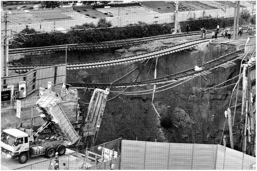 3일 오후 5시15분쯤 서울 서대문구 경의선 가좌역 부근 지하 역사 공사구간이 옹벽 파열로 무너졌다. 이 사고로 길이 20m, 폭 30m 넓이의 지반이 지하 20m 아래로 내려앉아 서울역∼수색역 구간 양방향 열차 운행이 전면 중단되고 주변 도로가 밤새 통제되는 등 큰 혼란을 빚었다. 이언탁기자 utl@seoul.co.kr